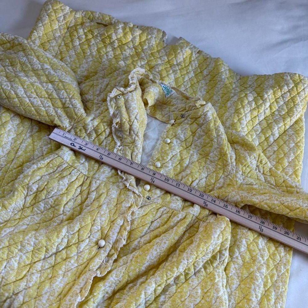 70s‎ yellow quilted house dress Ladybug brand fits like an xs - Picture 4 of 7